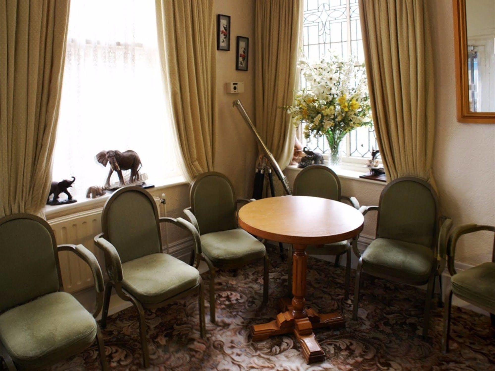 The Highfield Private Hotel Blackpool Exteriör bild