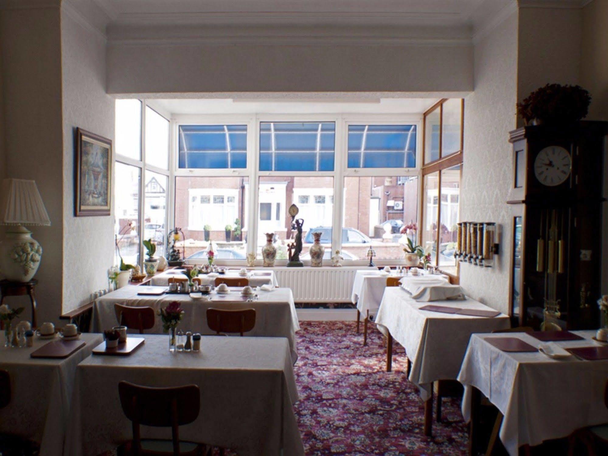 The Highfield Private Hotel Blackpool Exteriör bild